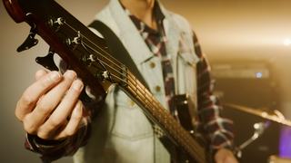 Accorder une basse, à l'accordeur comme à l'oreille