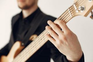 Maîtriser le manche de la guitare basse : notes et positions