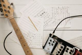 Qui a invente la guitare basse électrique et quand ?