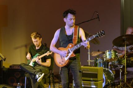 Jouer de la basse : basse électrique