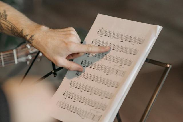 Quelles notes jouer a la basse : principes harmoniques pour construire ses lignes