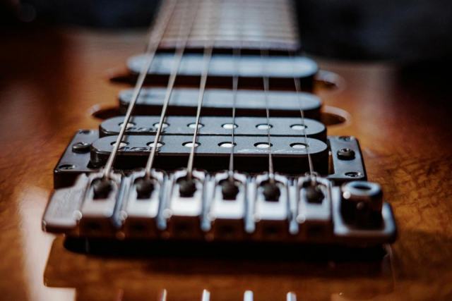 Basse électrique 6 cordes : pour qui, pourquoi et comment