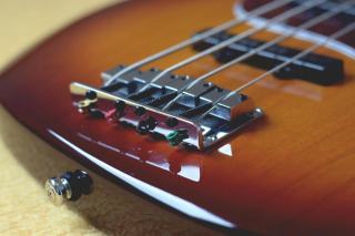 Comment changer ses cordes de basse : guide étape par étape