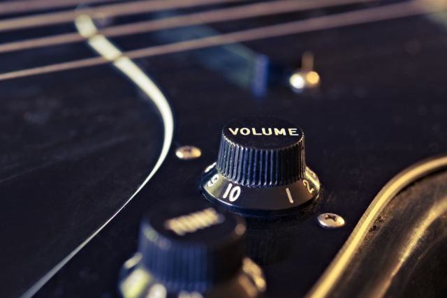 Photo d'illustration : guitare basse manche cordes atelier